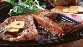 Viande grasse frite